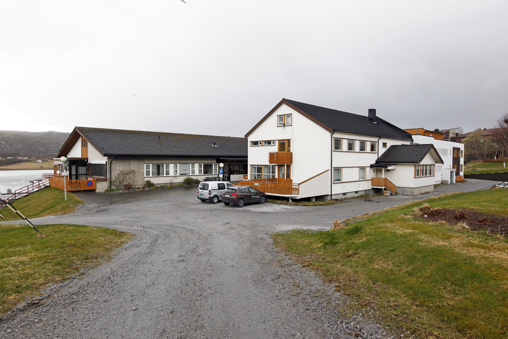 Trebygget skal rives og erstattes av et nybygg som vil strekker seg lenger østover (til venstre i bildet).