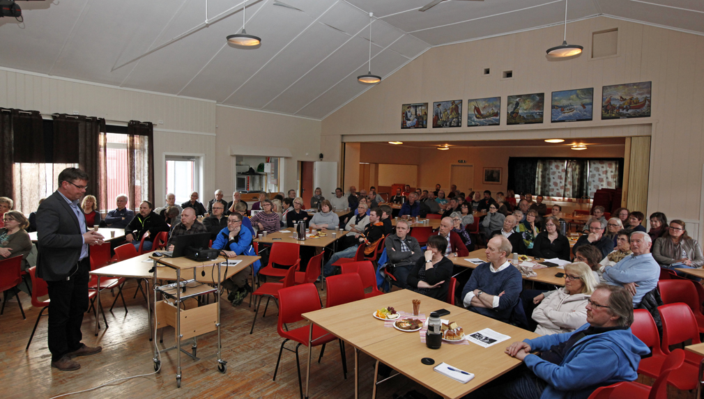 Det var en nesten fullsatt sal som overvar det siste folkemøtet om kommunereformen. Rådmann Rune Strøm orienterte, og syntes ikke det var lett å finne et svar med to streker under.
