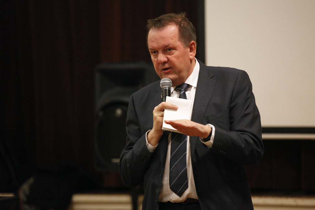 - Regjeringen skal lytte til vedtak i kommunestyrene, og den ønsker at reformen skal være basert på frivillighet, sa fylkesmann Inge Ryan.