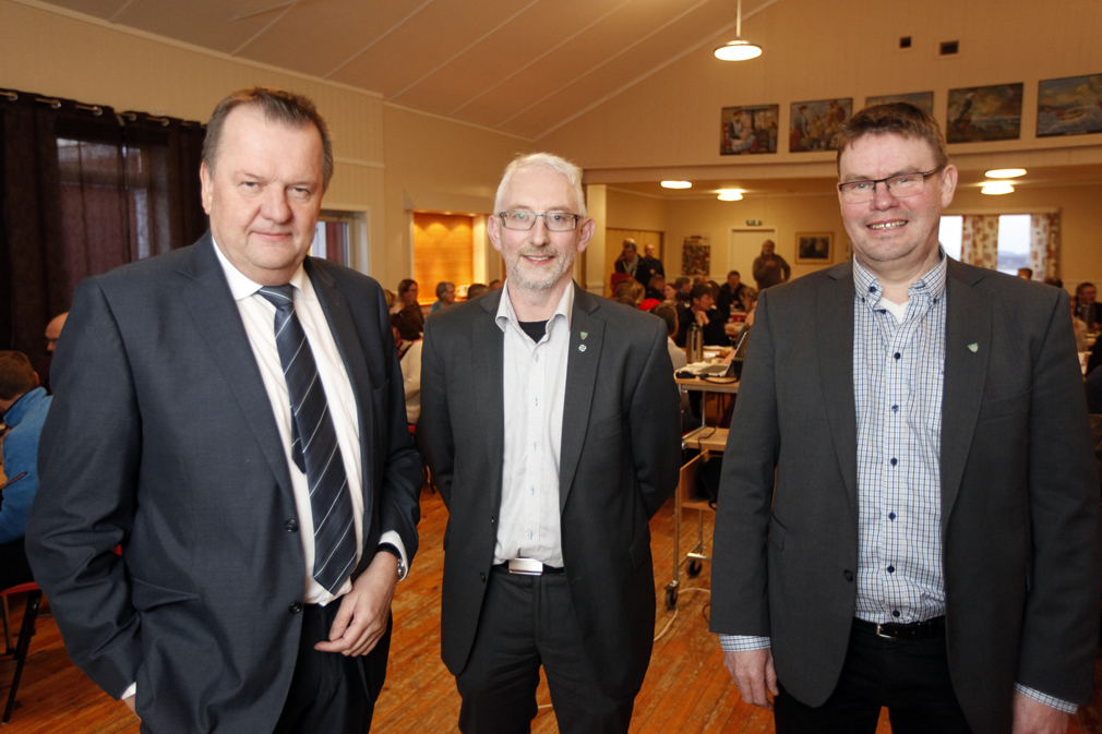 Fylkesmann Inge Ryan, ordfører Olav Jørgen Bjørkås og rådmann Rune Strøm innledet på folkemøtet.