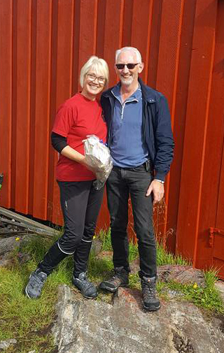 Sissel Hustad fikk blomster av ordfører Olav Jørgen Bjørkås som takk for den store innsatsen venneforeninga legger ned på Villa. (Foto: Gerd Reidun Nymo)
