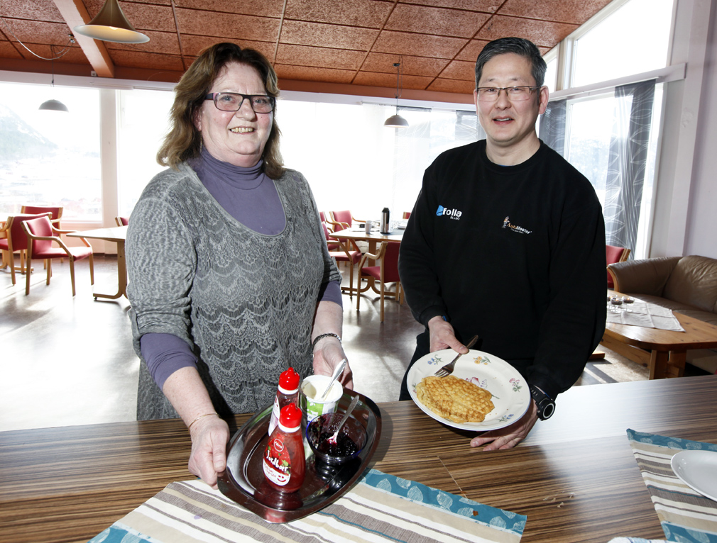 Eldri Sivertsen Trana og Lars Haagensen kan by på Flatangers beste vafler i den nye frivilligsentralen.