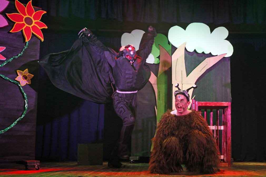 Lydfangeren Hysj (Nicoline Mork) fanger en liten kar med høy lyd, spilt av Bendik Olav Forsaa Geving.