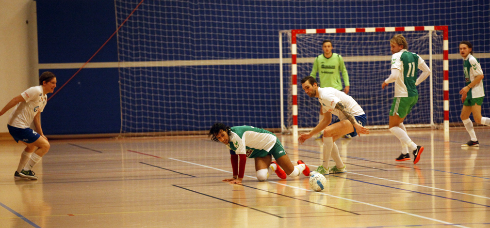 Det gikk tidvis hardt for seg i oppgjøret mellom Flatanger og Innherred. Aleksander Roel måtte ned på kne og la denne ballen fare.