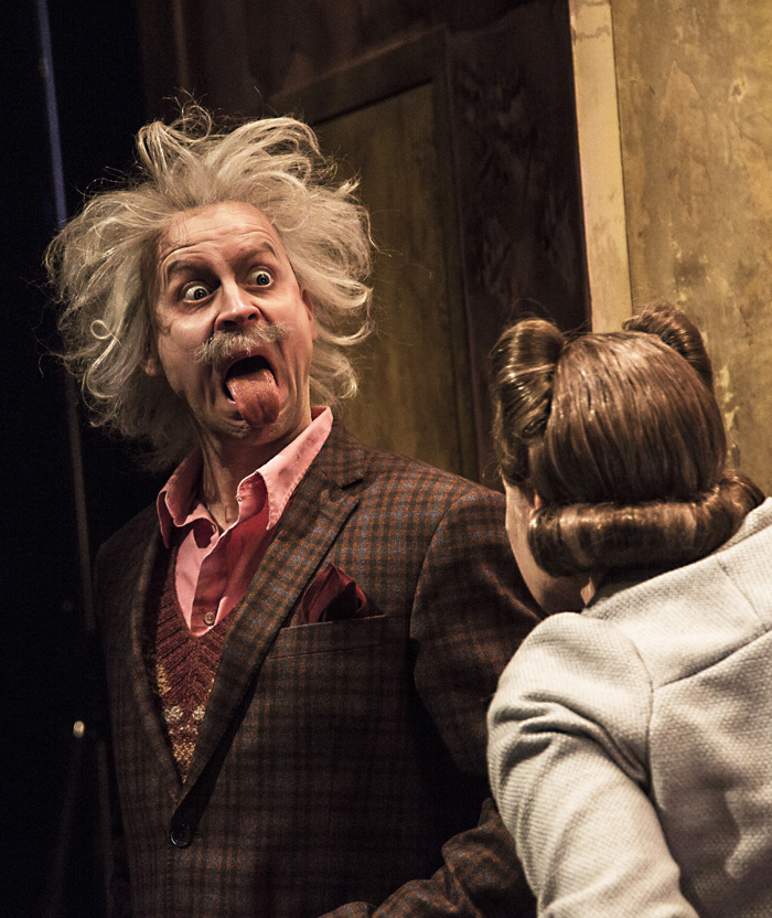 Daniel Karlsson og Jorunn Kjellsby i en scene fra det nye teaterstykket. (Foto: Espen Storhaug)