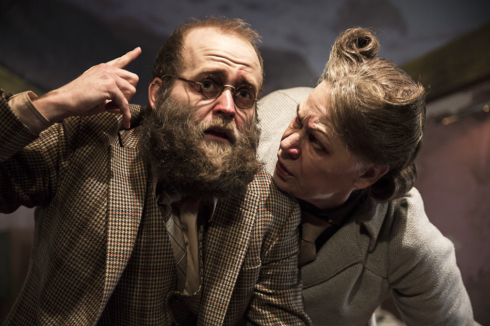 Ole Christian Gullvåg og Jorunn Kjellsby spiller fantastisk i "Fysikerne".