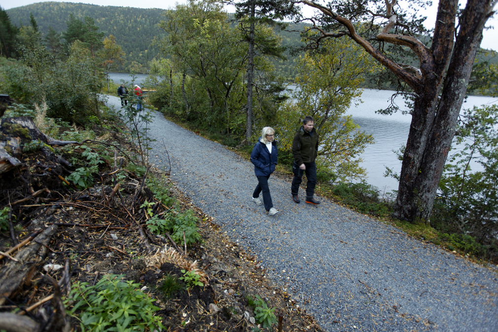 Det er bygd en ny sti på 210 meter der den gamle stien gikk, og den leder inn til fiskeplassene og gapahuken.