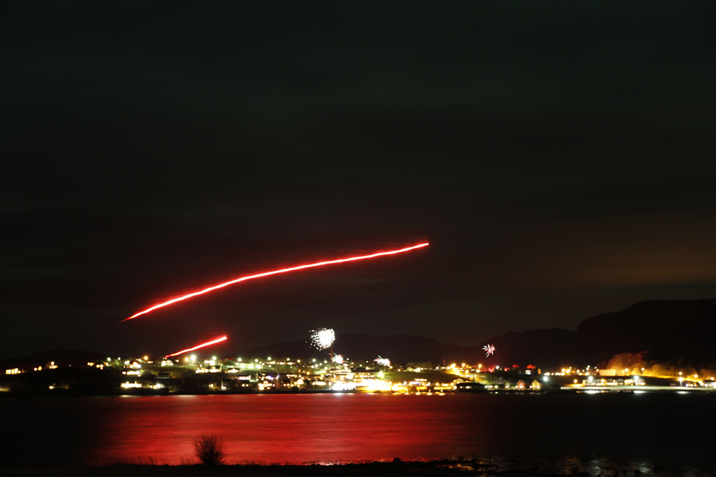 Noen benyttet anledningen til å bli kvitt noen nødraketter på nyttårsaften, og de lyste godt opp over Lauvsnes.