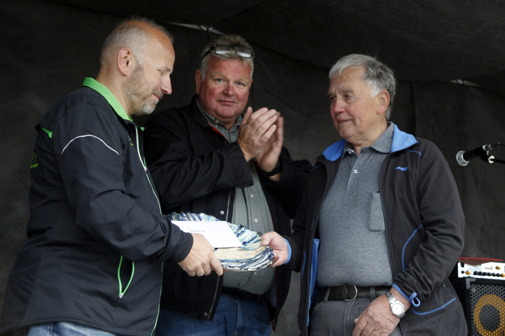 Egil Steffensen (til venstre) overrakte grendeprisen til Bjørn Frisendal. Konferansier Arne Skorstad leste opp juryens begrunnelse.