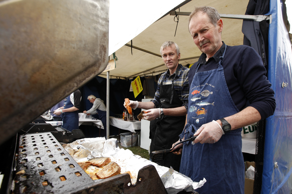 Helge Staven og Arve Olsen i Lauvsnes grendelag stekte laks i store mengder til sultne gjester.