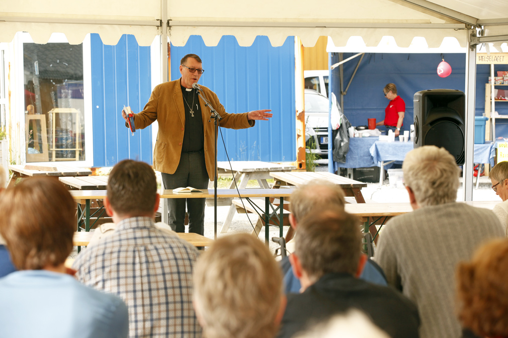 Prost Dagfinn Thomassen ledet den tradisjonsrike gudstjenesten søndag formiddag, og mange tok veien til teltet for å delta.