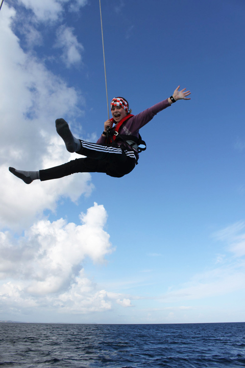 Nicoline henger i masta mens Catara tar seg sørover kysten av England.