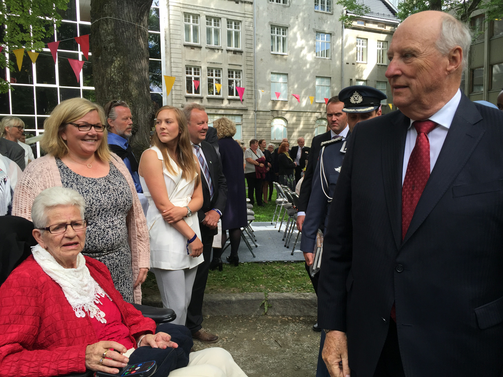 Kong Harald hilste på Helen Skorstad og Hildegunn Thorsvik. (Foto: Kristin Skorstad)