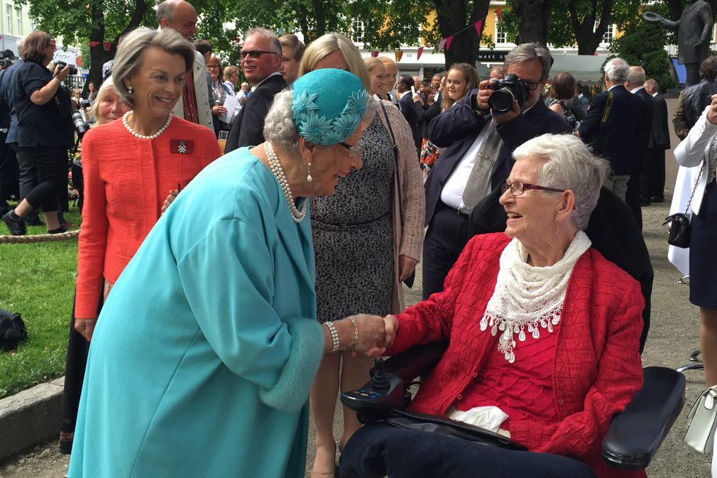 Prinsesse Astrid var også bortom og hilste på Helen Skorstad fra Flatanger, som alltid har hatt et varmt hjerte for kongefamilien.