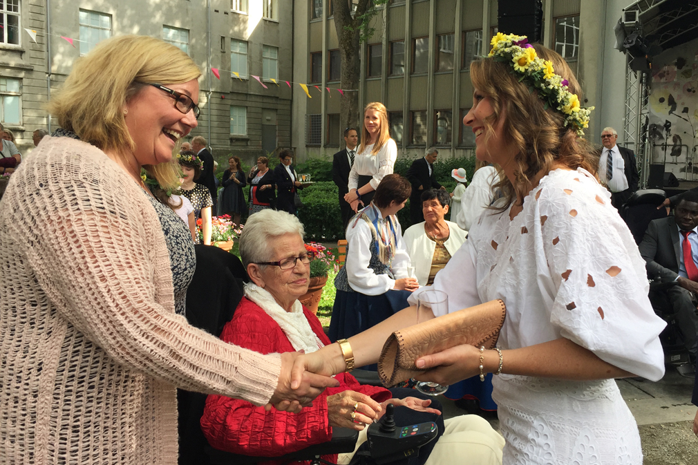 Hildegunn Thorsvik og HelenSkorstad fikk også hilse på prinsesse Märtha Louise i hageselskapet. (Foto: Kristin Skorstad)
