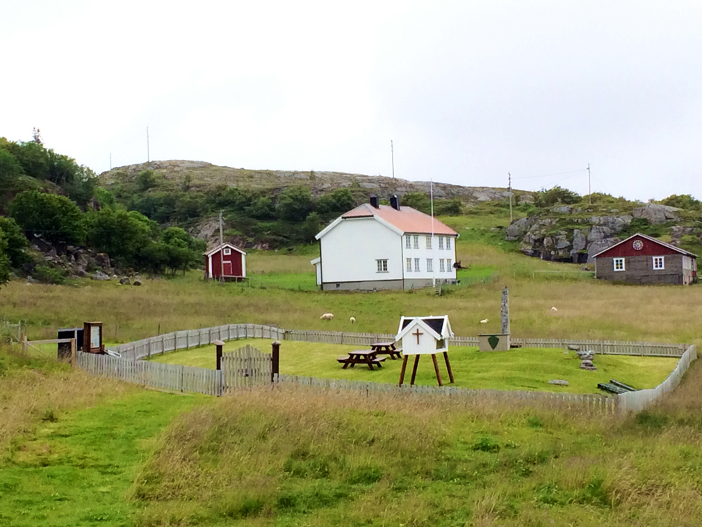Kirkestedet er ryddet og blir holdt i hevd av familien Halmøy, og nå er det nye klokketårnet kommet på plass.
