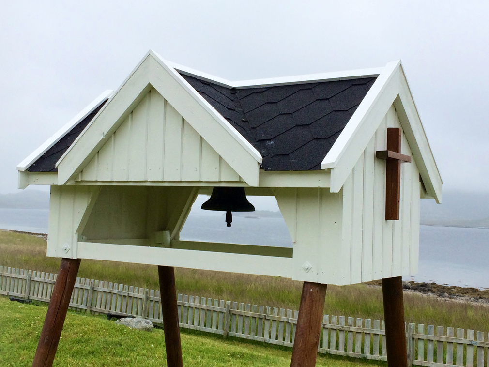 Kirkeklokka har fått et nytt, staselig klokketårn, og kan igjen kime ut over Halmøyfjorden slik den gjorde for 200 år siden.