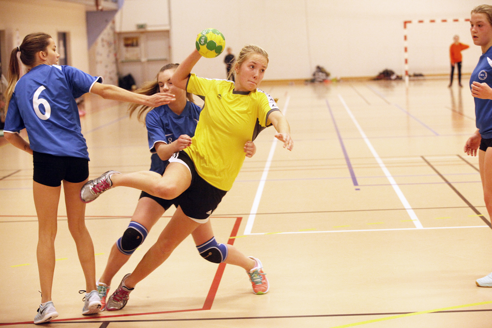 Maren Kløven Lein rister av seg forsvaret og skyter.