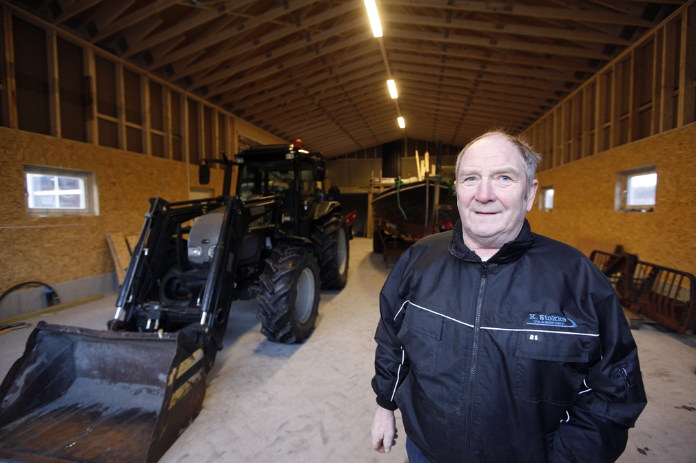 Det er høyt under taket og god plass i det nye redskapshuset. Harald Jacobsen er godt fornøyd,. Ny traktor er også på plass.