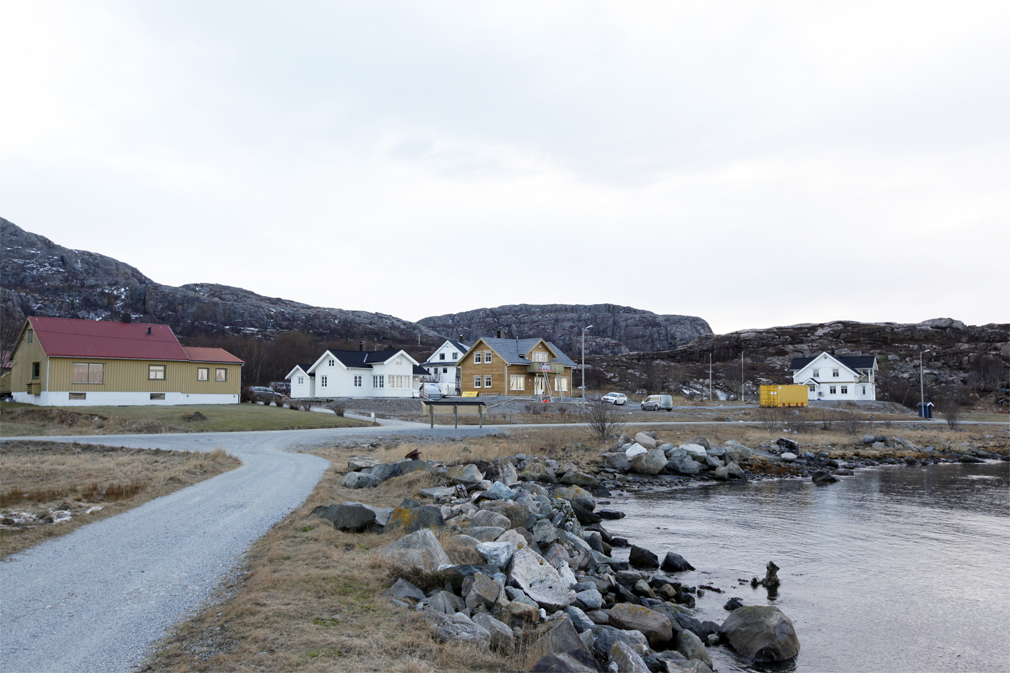 Husrekka på Hasvåg så ut som en tannlaus tanngard. Nå er hullene i husrekka tettet med nybygg.