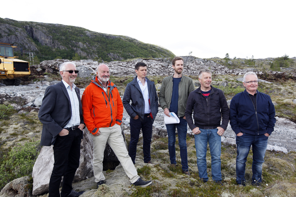 Aktører og gode hjelpere bak etableringa av Havbruksparken Midt-Norge på tomta, fra venstre: ordfører Olav Jørgen Bjørkås, Jørn Ekrem, fylkeskommunen, Alexander Lindseth, Aqua-kompetanse, prosjektleder Mikael Løfsnæs Haagensen, Per Anders Folladal i Proneo og Per Anton Løfsnæs i Bjørøya.