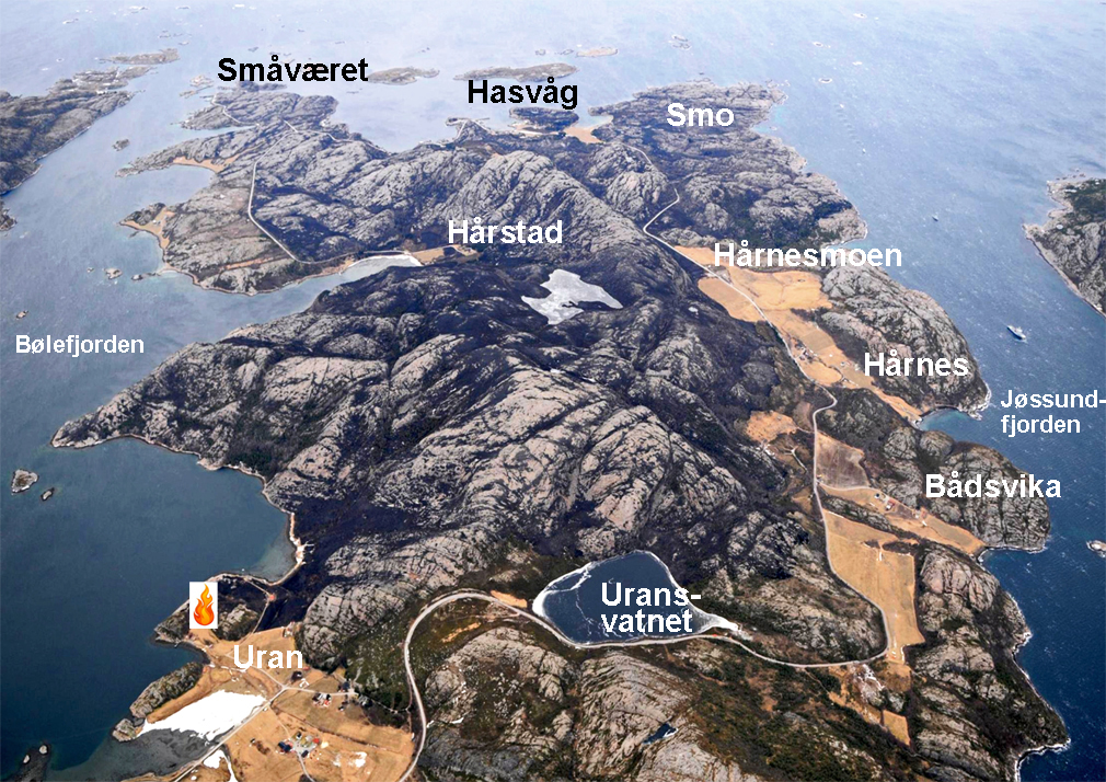 Flyfoto tatt etter brannen, som staret i Uran nederst til venstre. Vindretning var slik at Hårstad ble første grend som brannen nådde. Ei branngate ble lagt fra Uransvatnet og langs fylkesvegen, og brannmannskaper og sivilforsvar klarte å berge Bådsvika, Hårnes og Hårnesmoen.