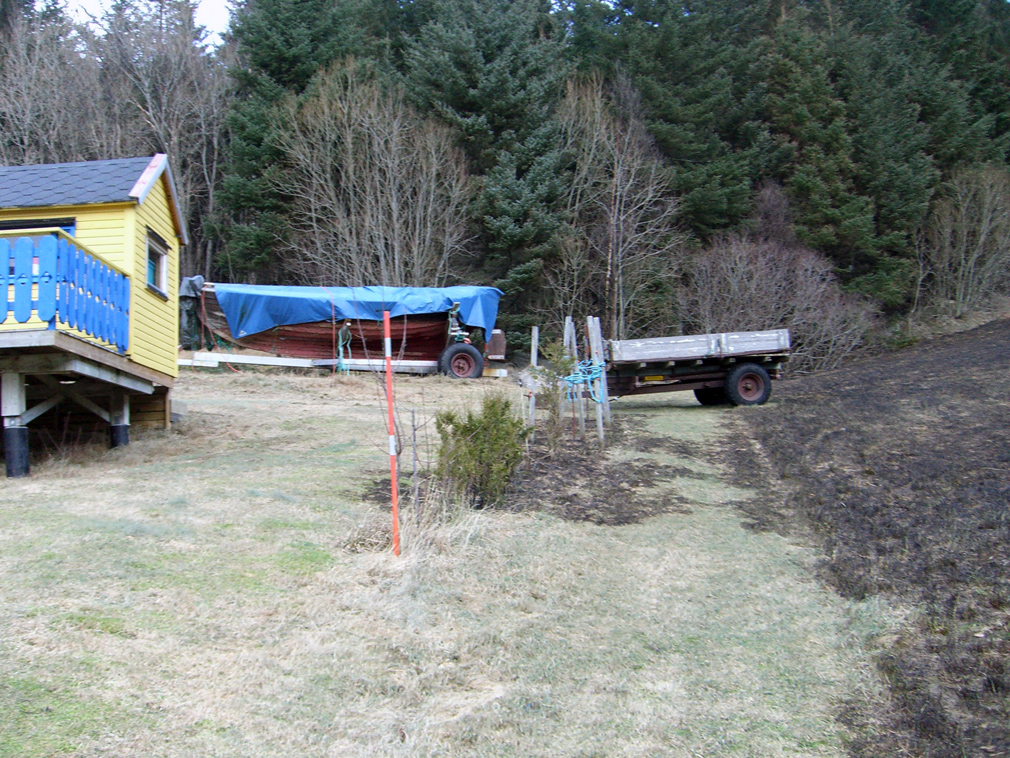 Båten og traktorhengeren berget. Brannen stoppet ved plenkanten.... (Foto: Agnes Hårstad)