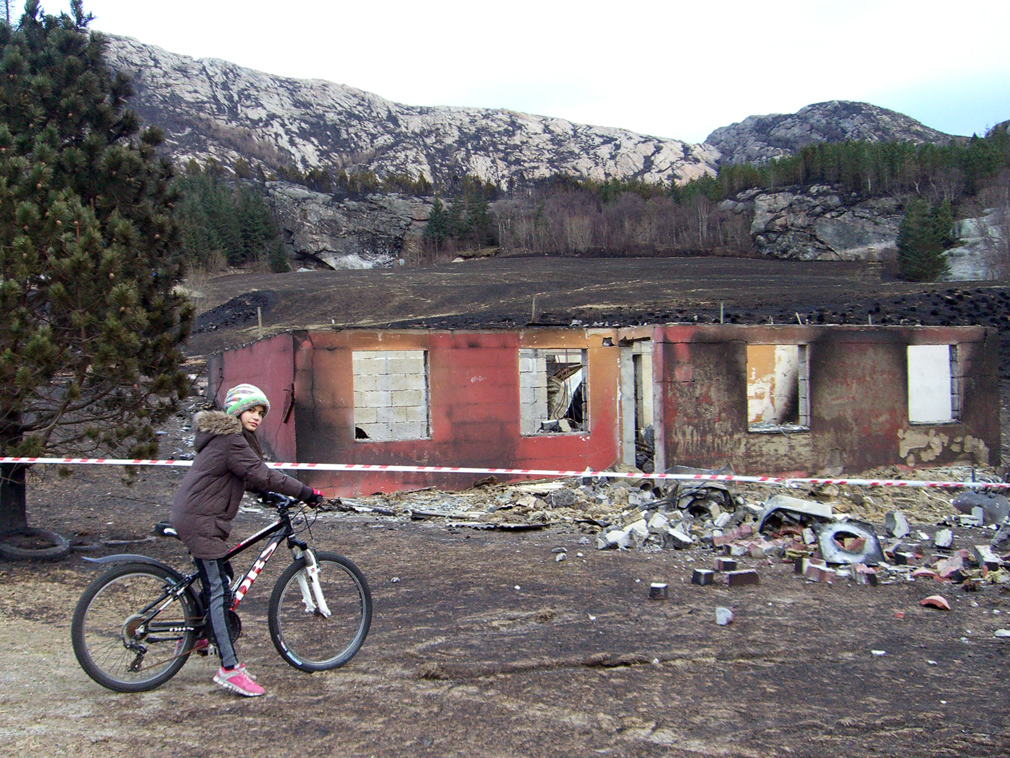 Siri -Mette ser på restene av huset nede ved sjøen, som hadde tilhørt hennes farmor. (Foto: Agnes Hårstad)