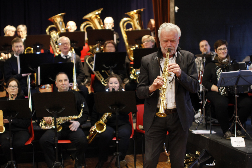 John Pål Inderberg spiilte både sopransaksofon og barytonsaksofon, og geleidet publikum gjennom konserten.