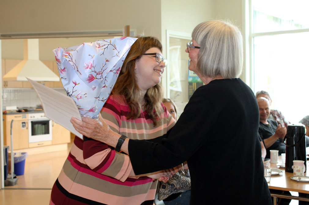 Rektor Monica Fiskum overrakte blomster til Inger Anne og Per Bårdsen.