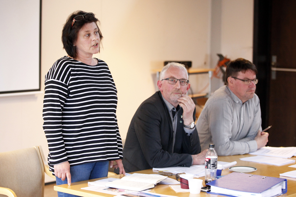 Varaordfører Ingunn Eikeseth Torgersen (Ap) ønsker at Flatanger skal bli del av en ny storkommune. Til høyre ordfører Olav Jørgen Bjørkås og rådmann Rune Strøm.