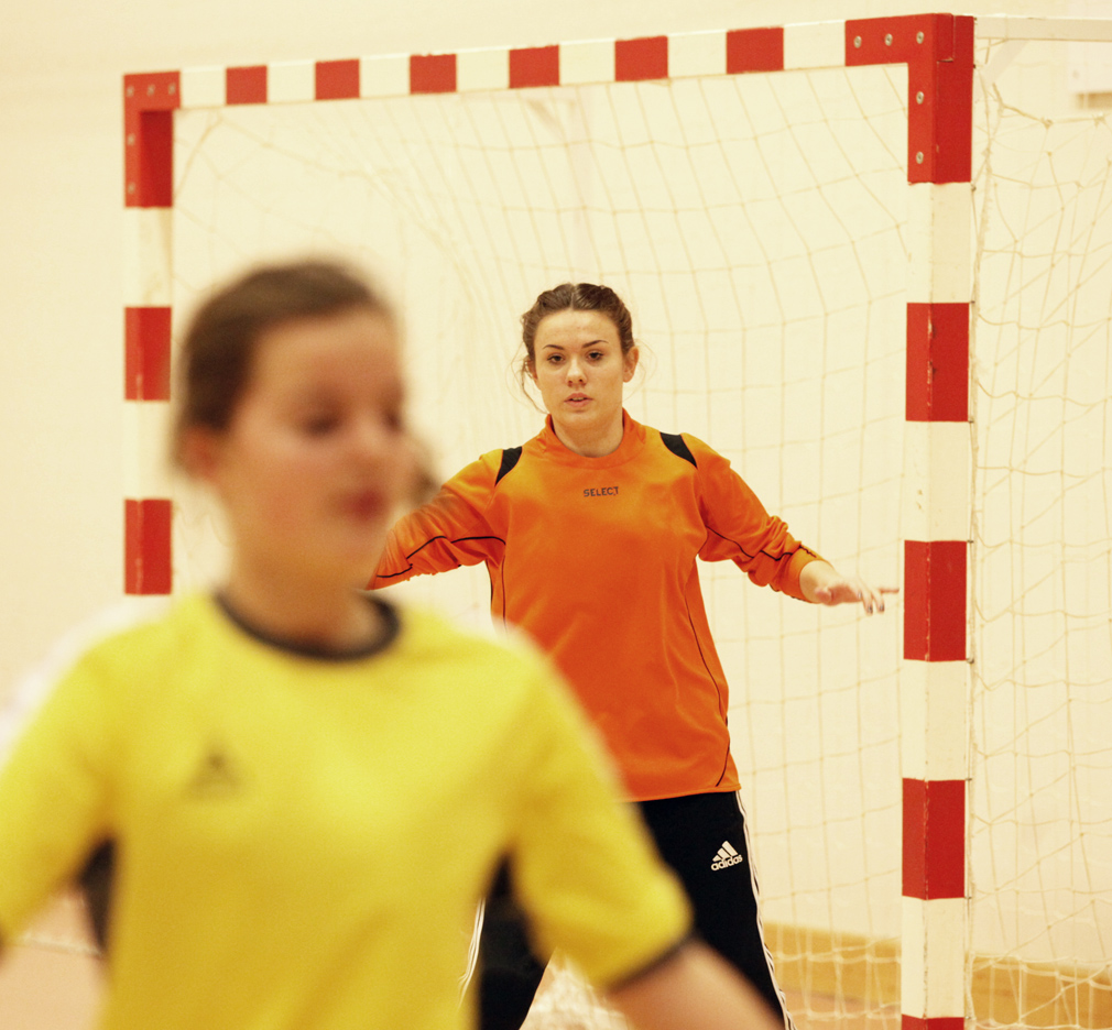 Linde Nathalie Bjørkås står fjellstøtt i Flatanger-målet.