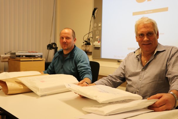 Johan Olav Hagen (til høyre) sier at trafikantene ikke skal merke forskjell. Til venstre Bjørn-Erik Storstein, som har driftskontrakten i Orkanger. (Foto: Rune Eian, Statens vegvesen)