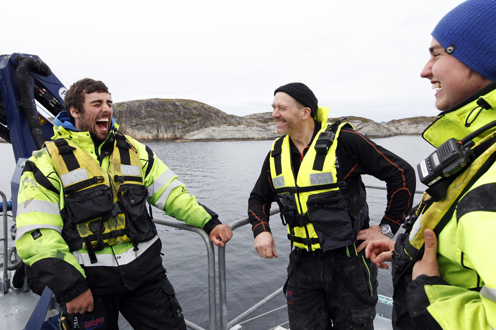 Jon Uskola har glidd rett inn i miljøet, og latteren sitter løst. Her sammen med Raymond Johansen og Eskil Bugge.