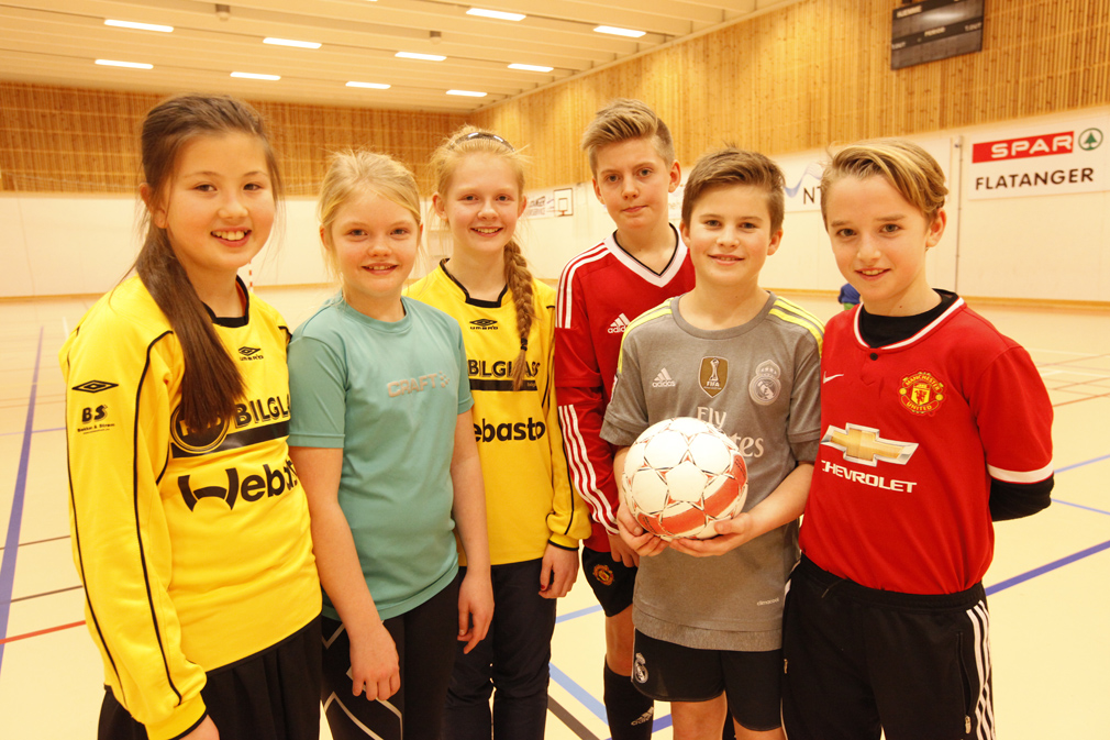 Artig med fotball i romjula, mente de unge. Fra venstre: Ylva Haagensen, Hanna Aagård, Hanne Marie Tyldum Ribsskog, Fabian Aagård, Ørjan Dille og Oskar Sylstad.