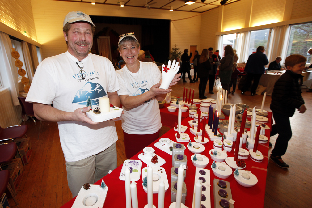 NYTT DESIGNSTØPERI: - Dette er en drøm som har gått i oppfyllelse, sa Toivie Clearinge, som sammen med mannen Lennart Ulander har startet Vedvika designstøperi. De debuterte på julemessa på Vik.
