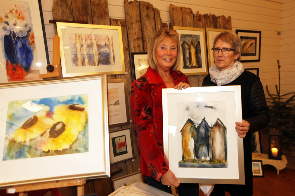 Hildrun Mjøsund (til høyre) kjørte helt fra Høylandet for å kjøpe bilde av Vigdis Lein på julemessa.