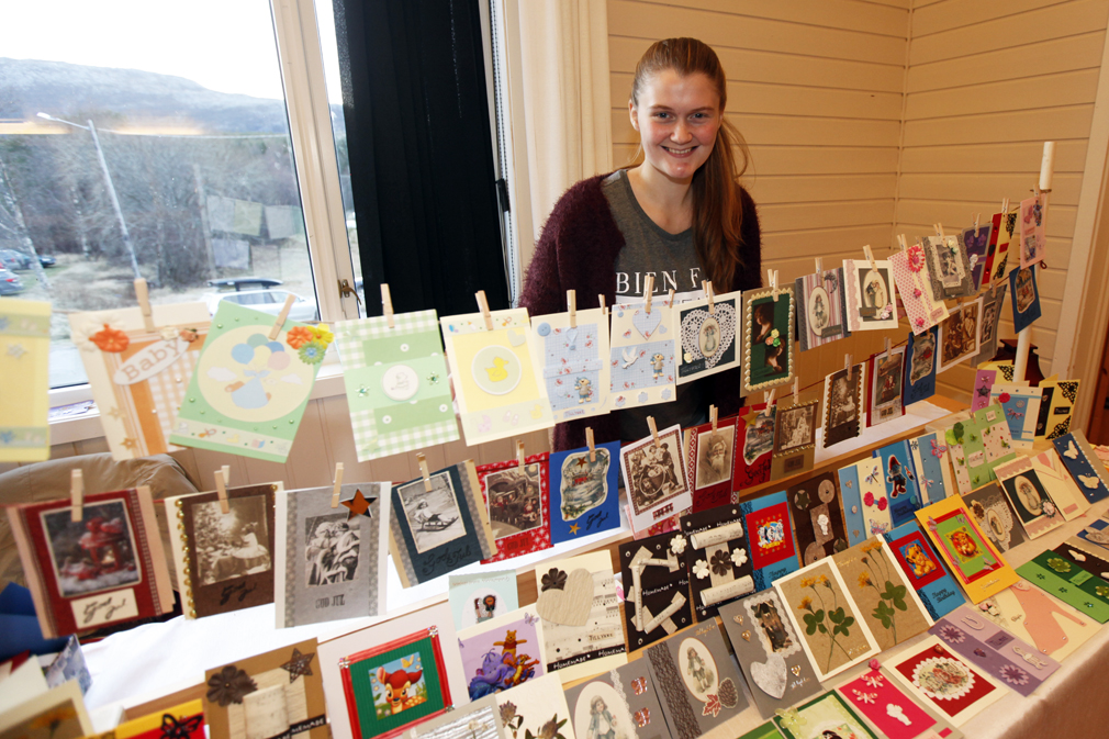 Melissa Moe Dahle solgte håndlagde julekort, som hun og Rigmor har laget.