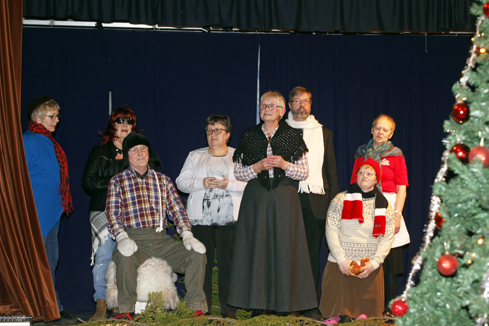 Hele menighetsrådet var på scenen og framførte "Den gamle julesangen".