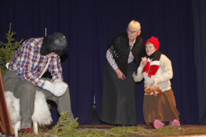 Kjell Aagård hadde hovedrollen som den gamle julesangen som ingen ville synge. Kari Leknes og Marianne Søraa var to som kom innom.