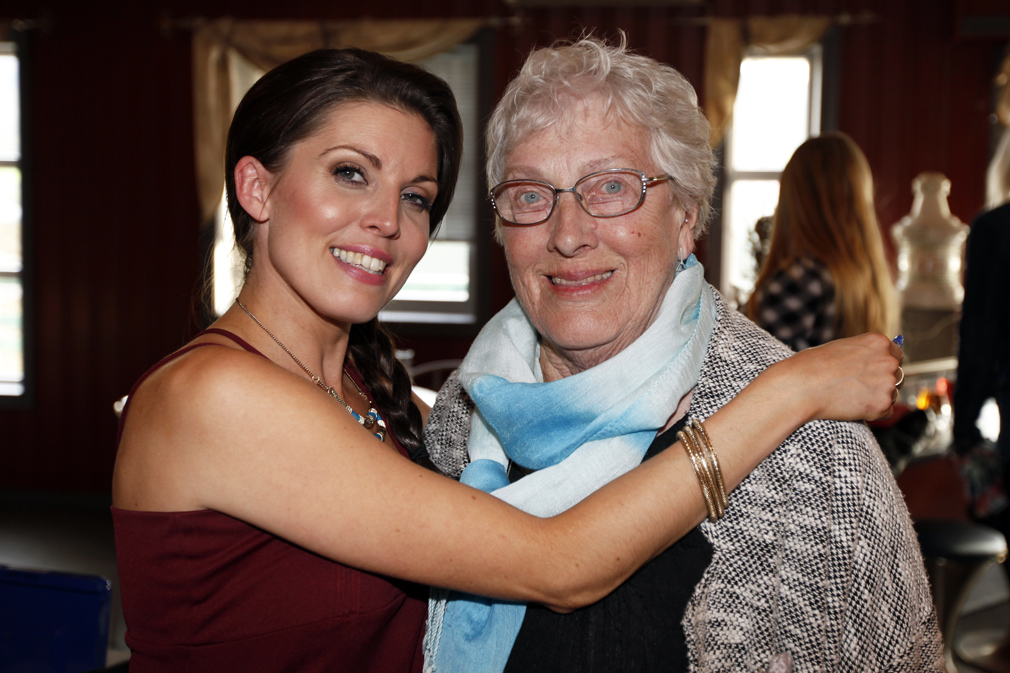 Selvsagt var også familie og venner til stede, og mormor Jette Dahle overrakte blomster til Julie.