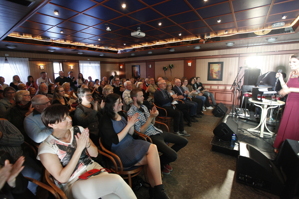 En fullsatt sal møtte Julie og bandet, og publikum lot seg begeistre.