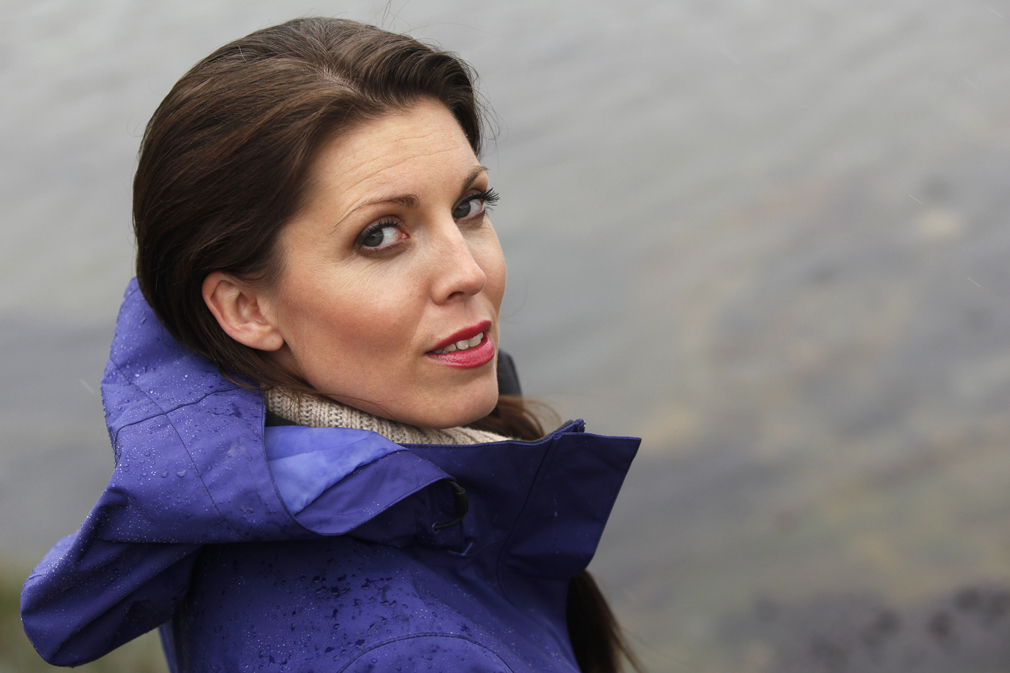 Julie er opprørt over fremmedhatet og muslimhetsen, og tar et oppgjør med Hans Rotmo og hans meningsfeller.