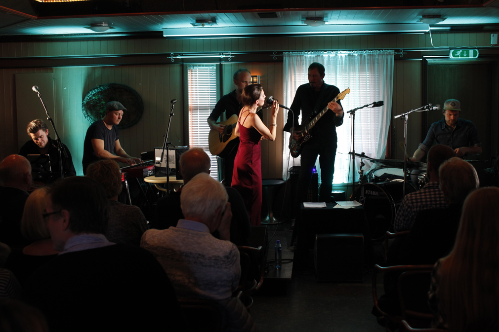 Julie hadde med seg hele bandet til Flatanger, og Julie og bandet sørget for en flott  konsertopplevelse.