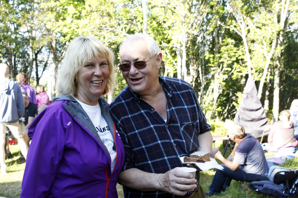 Nils Dahle kjøpte kaffe og kake av Kari Olsen i Storfjellets venner, som var strålende fornøyd med oppslutninga om årets Storfjellmarsj.