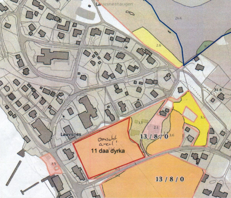 Dyrkajorda med rød strek rundt er det arealet kommunestyret vedtok å kjøpe.