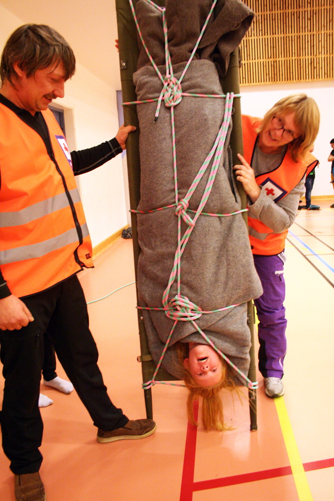 Petter Hågensen og Heidi Beate Stene Duklæt i Flatanger Røde Kors viste hvordan pasienter sikres på båre. Hanne Marie satt bom fast.