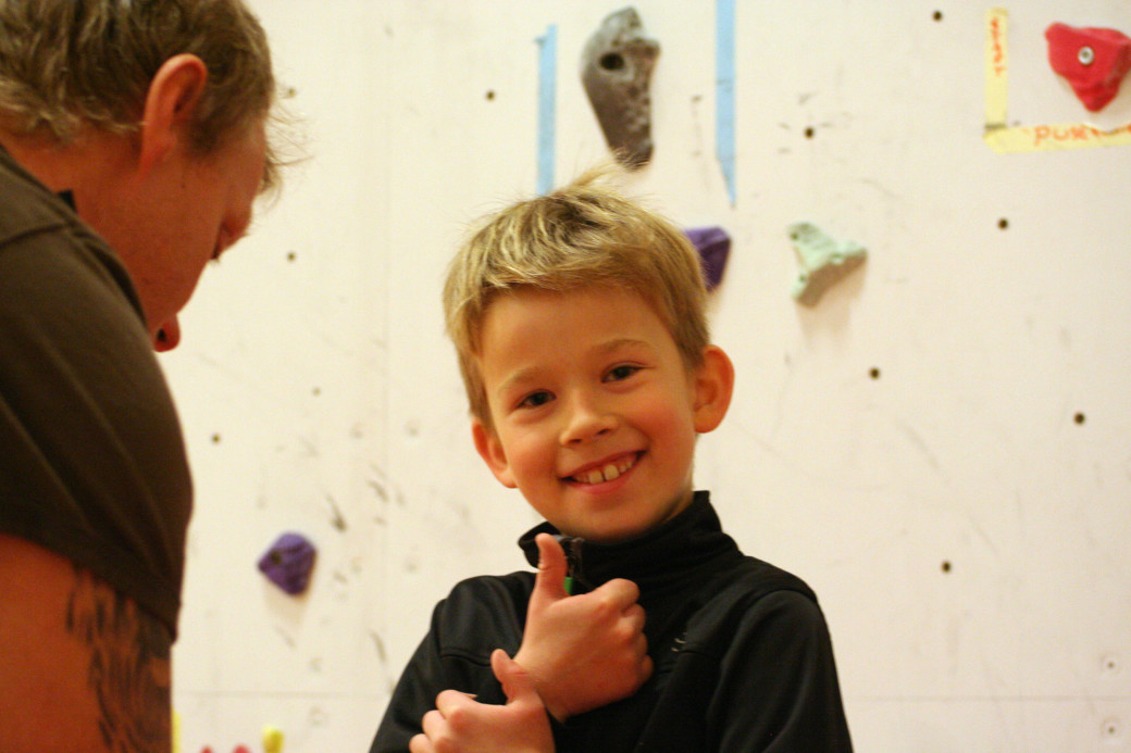 Jonathan fikk hjelp til å montere sele av Morten Berg i klatregruppa.