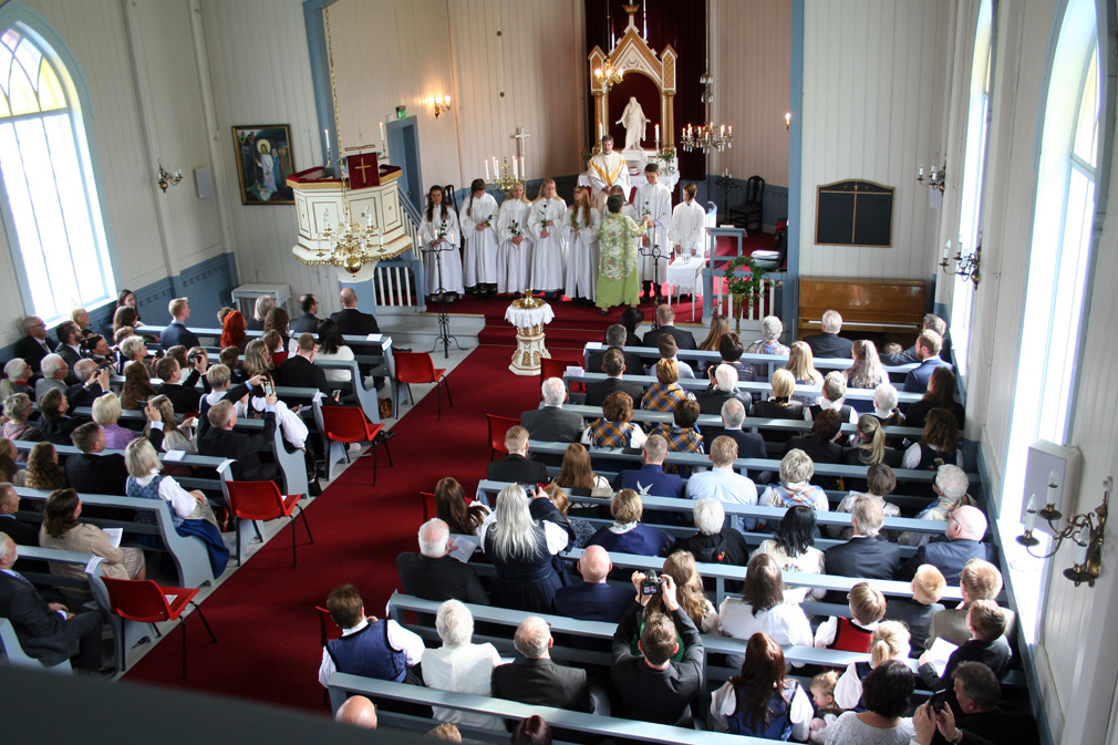 Vik kirke var fylt av familie, faddere og venner av årets konfirmanter.