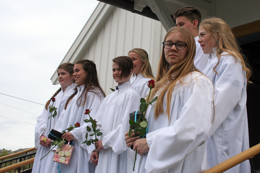 Og etter gudstjenesten var det tradisjonen tro fotografering på kirketrappa.